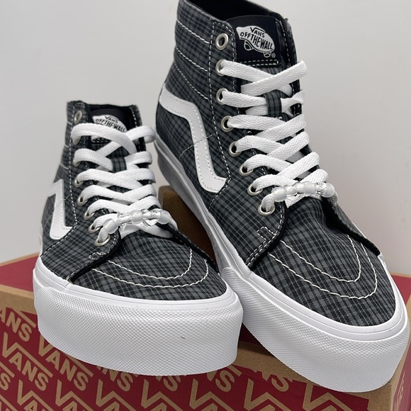 Vans Men’s Sk8-Hi Tapered Uv Beads Black
VN0009QPBM8
Sneakers - Picture 6 of 16
